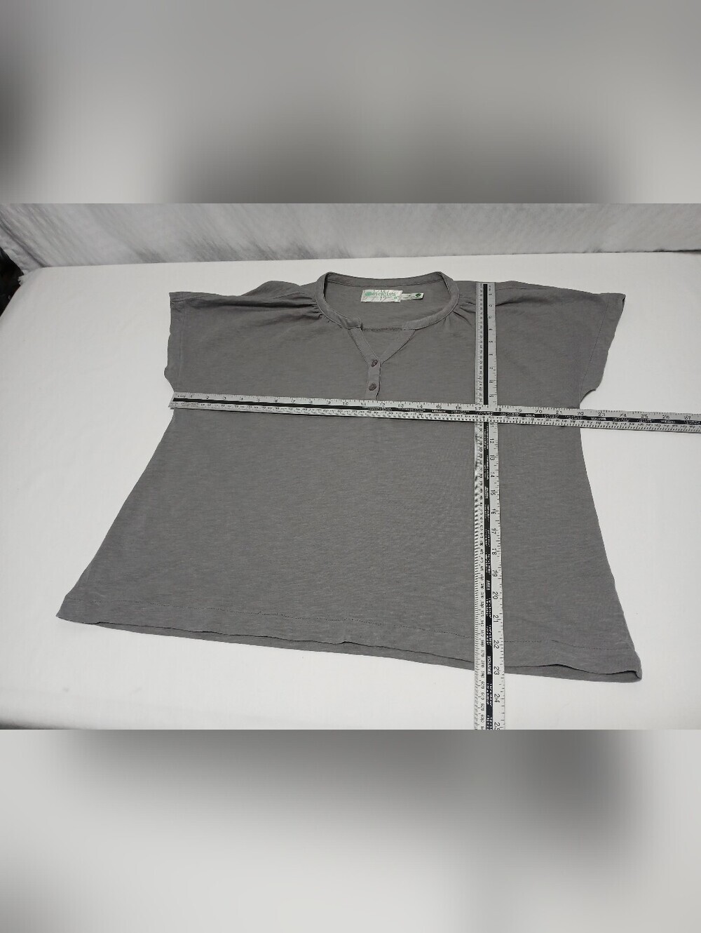 Aventura Organic Cotton V Neck Shortsleeve Tee. Size L - Picture 3 of 7